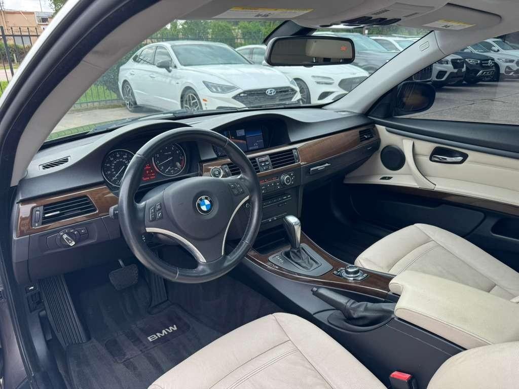 BMW 335i Vehicle Full-screen Gallery Image 10