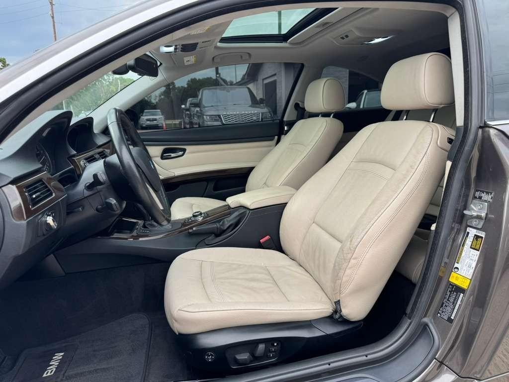 BMW 335i Vehicle Full-screen Gallery Image 11