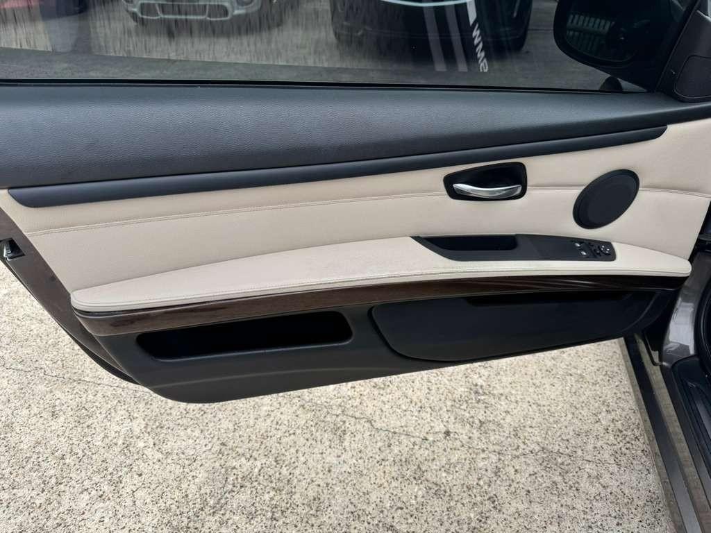 BMW 335i Vehicle Full-screen Gallery Image 12