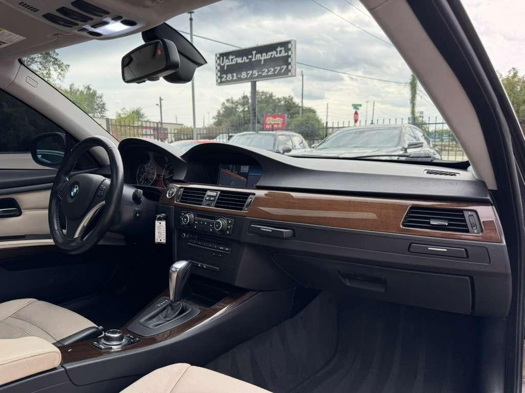 BMW 335i Vehicle Full-screen Gallery Image 13