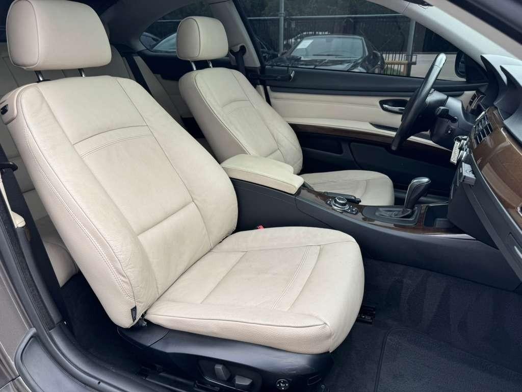 BMW 335i Vehicle Full-screen Gallery Image 14