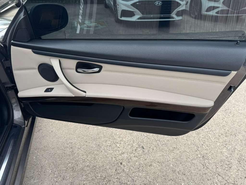 BMW 335i Vehicle Full-screen Gallery Image 15
