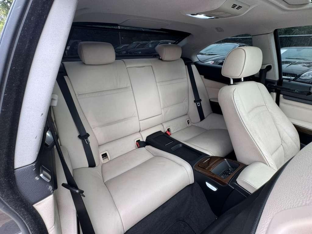 BMW 335i Vehicle Full-screen Gallery Image 16