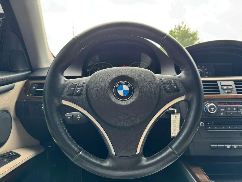 BMW 335i Vehicle Full-screen Gallery Image 18