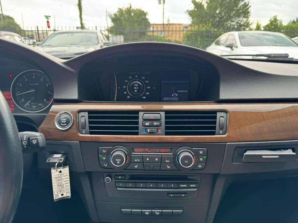 BMW 335i Vehicle Full-screen Gallery Image 20