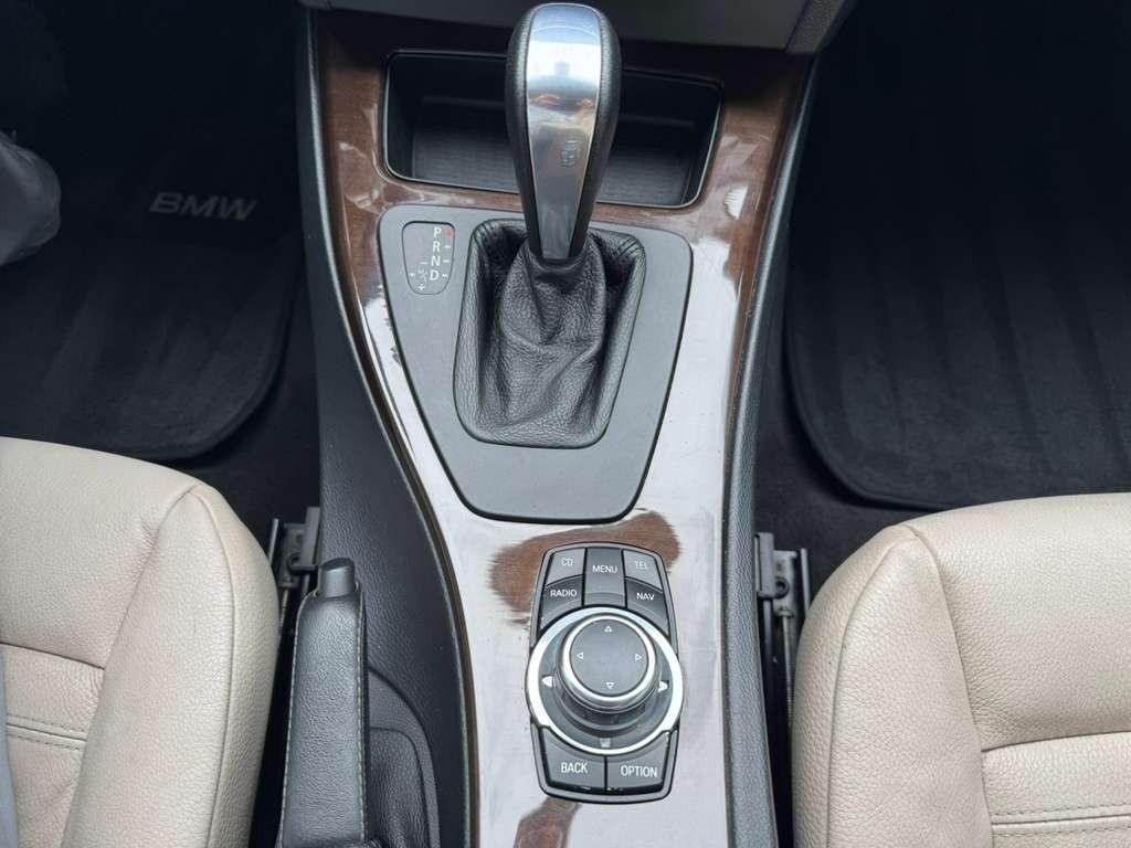 BMW 335i Vehicle Full-screen Gallery Image 21