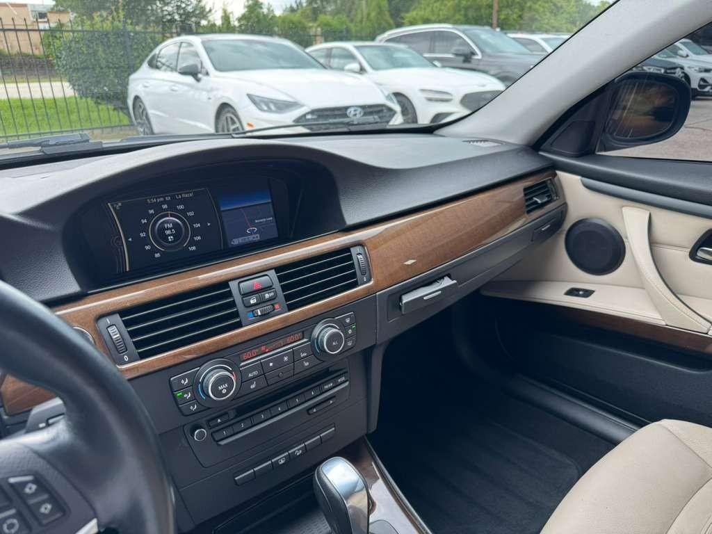 BMW 335i Vehicle Full-screen Gallery Image 22