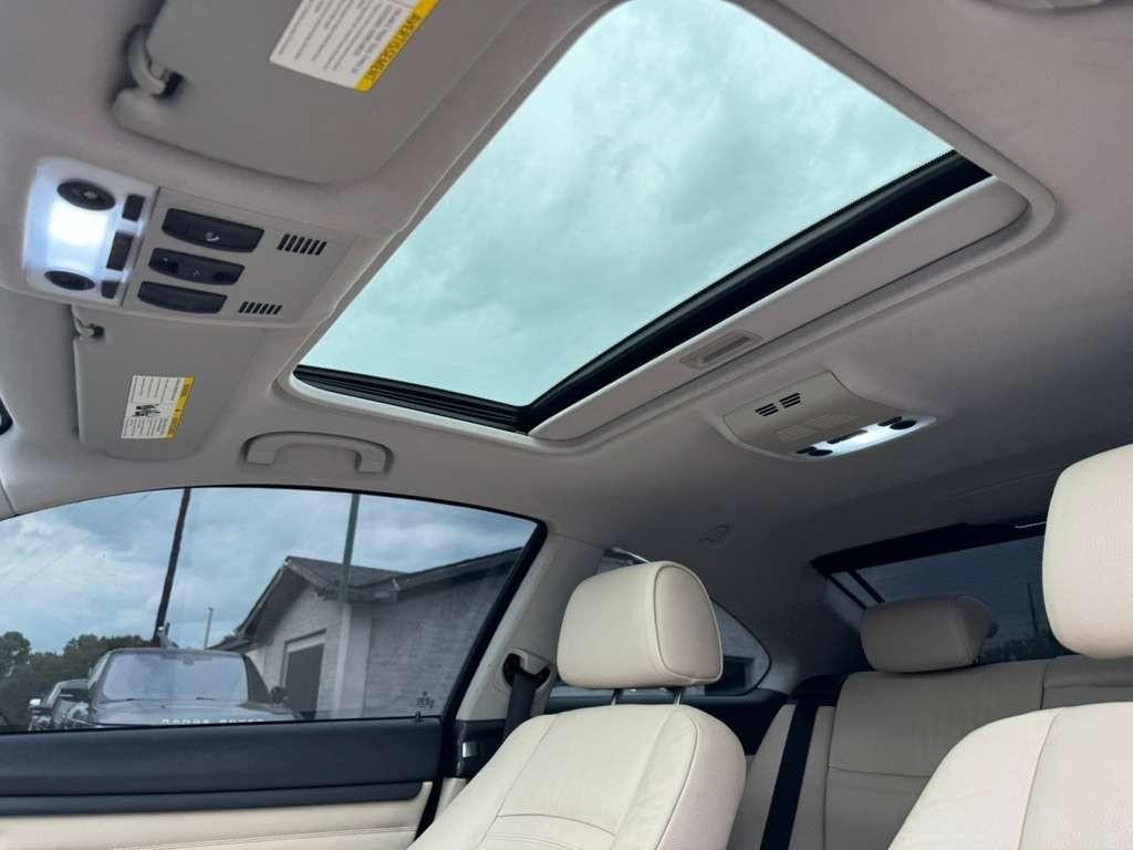 BMW 335i Vehicle Full-screen Gallery Image 23
