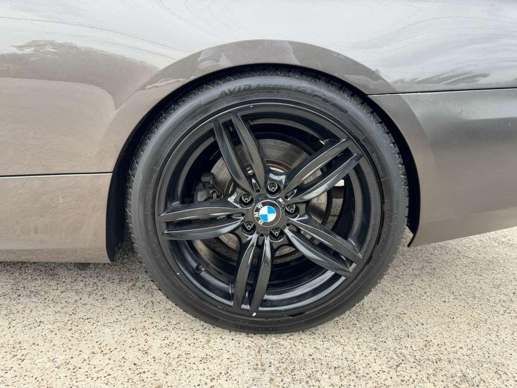 BMW 335i Vehicle Full-screen Gallery Image 24