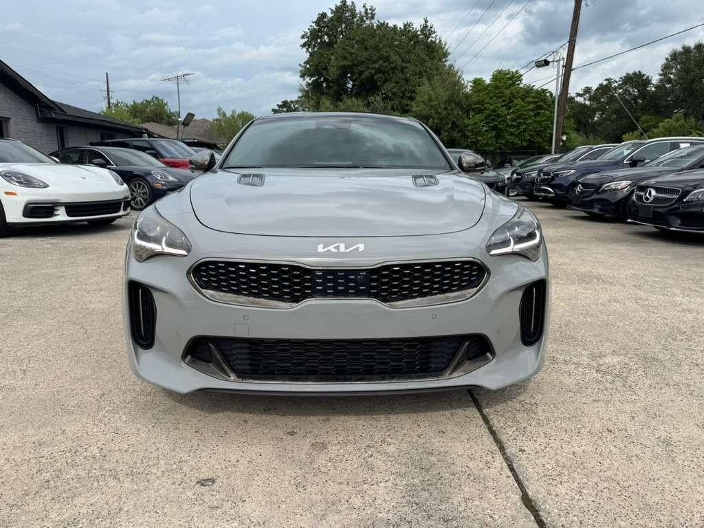 Kia Stinger Vehicle Full-screen Gallery Image 02