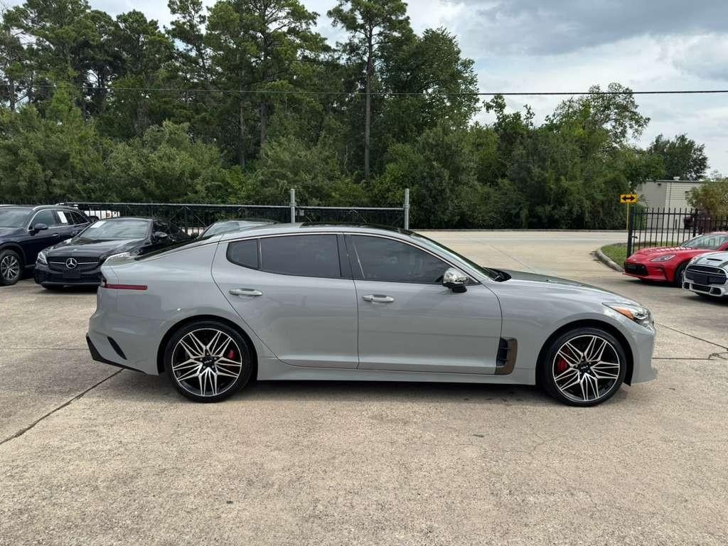 Kia Stinger Vehicle Full-screen Gallery Image 05