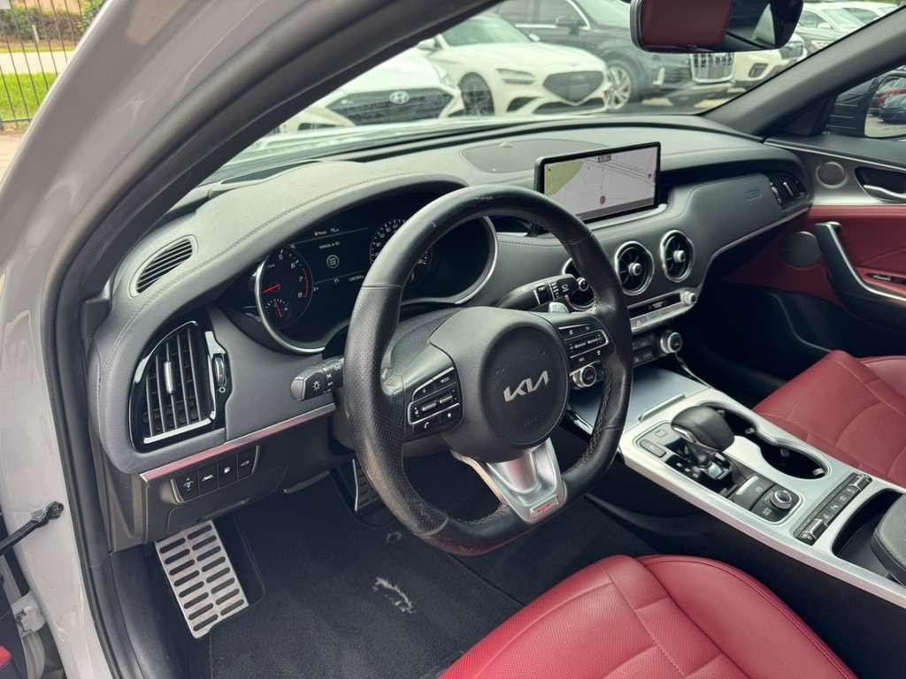 Kia Stinger Vehicle Full-screen Gallery Image 10