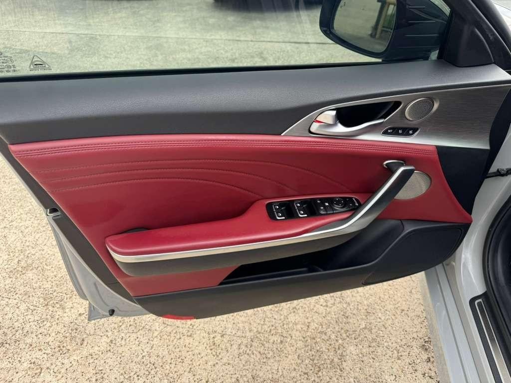 Kia Stinger Vehicle Full-screen Gallery Image 12