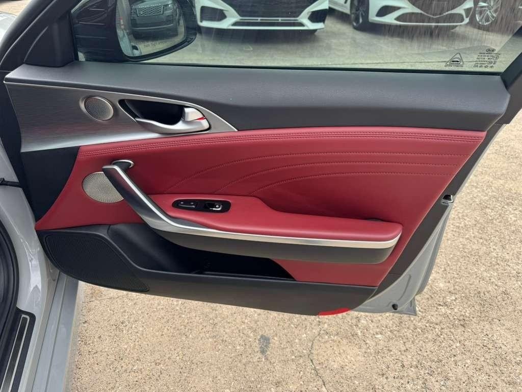 Kia Stinger Vehicle Full-screen Gallery Image 15