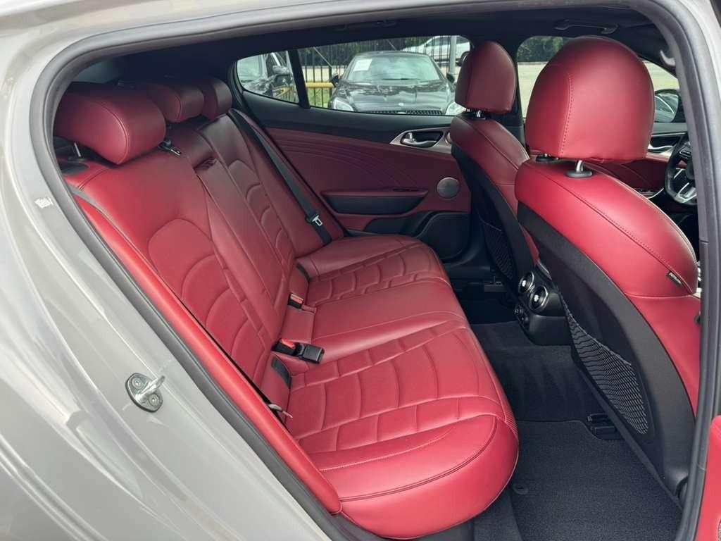 Kia Stinger Vehicle Full-screen Gallery Image 16