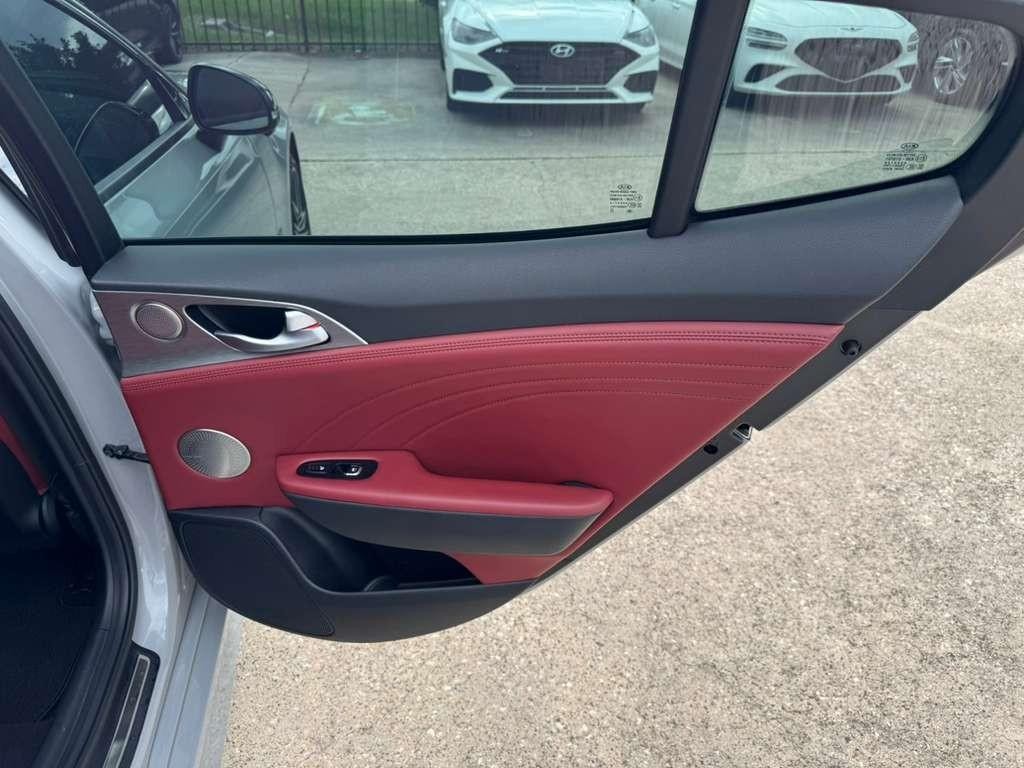 Kia Stinger Vehicle Full-screen Gallery Image 17
