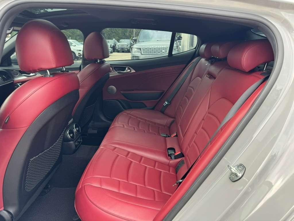 Kia Stinger Vehicle Full-screen Gallery Image 18