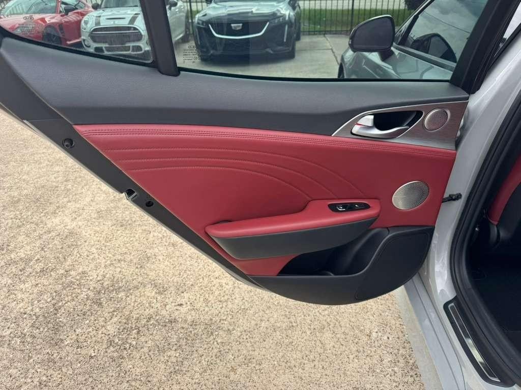 Kia Stinger Vehicle Full-screen Gallery Image 19