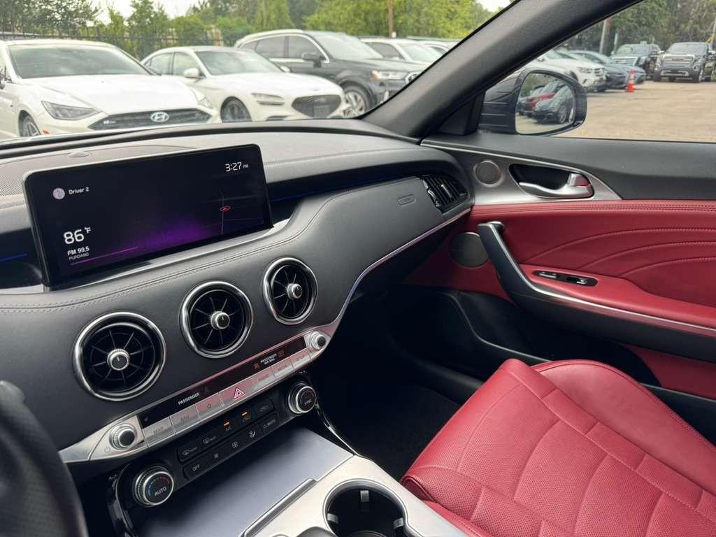 Kia Stinger Vehicle Full-screen Gallery Image 26