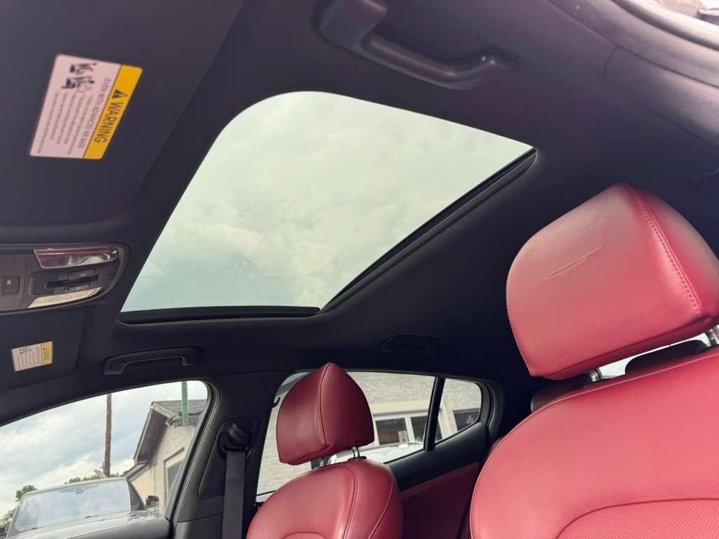 Kia Stinger Vehicle Full-screen Gallery Image 27