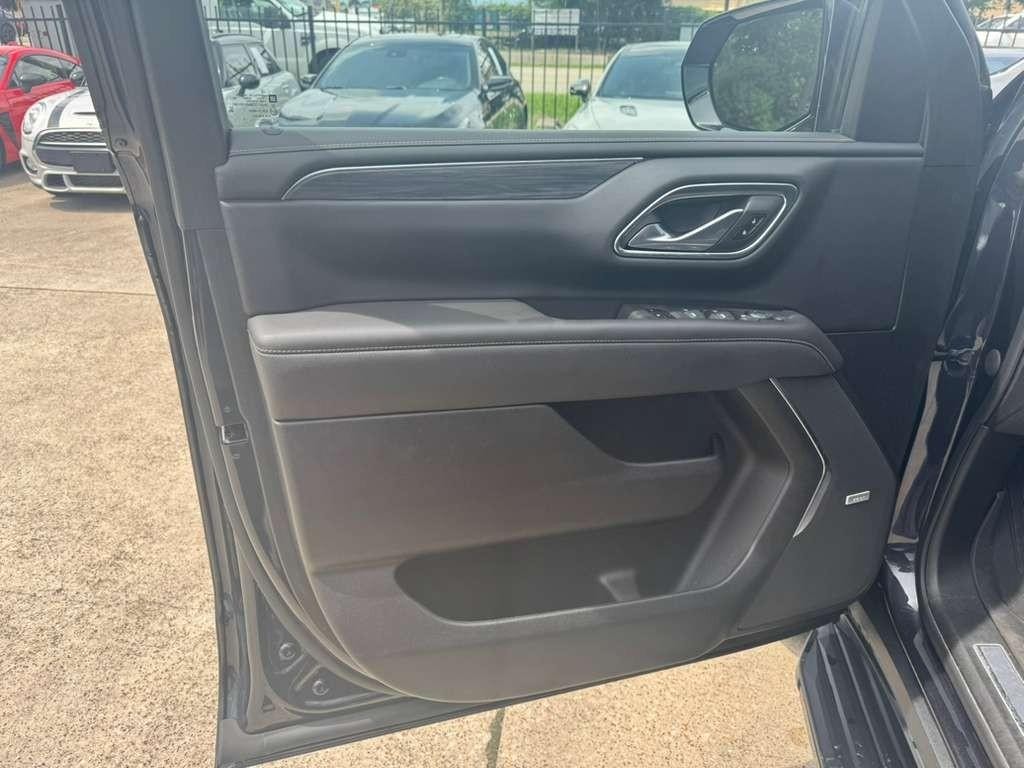 GMC Yukon Vehicle Full-screen Gallery Image 12