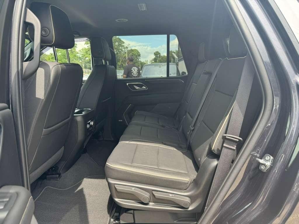 GMC Yukon Vehicle Full-screen Gallery Image 19