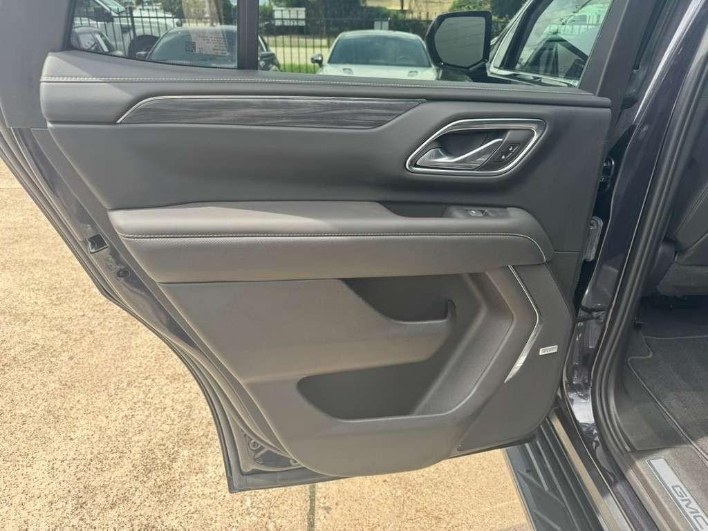 GMC Yukon Vehicle Full-screen Gallery Image 20