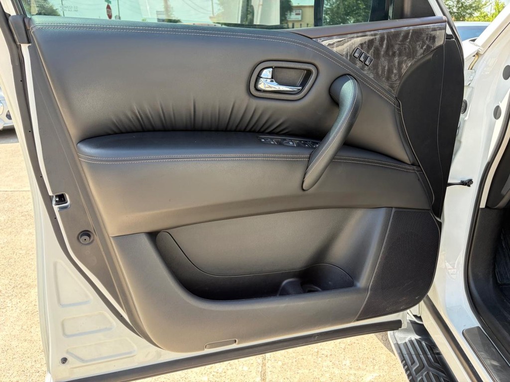 Nissan Armada Vehicle Full-screen Gallery Image 12
