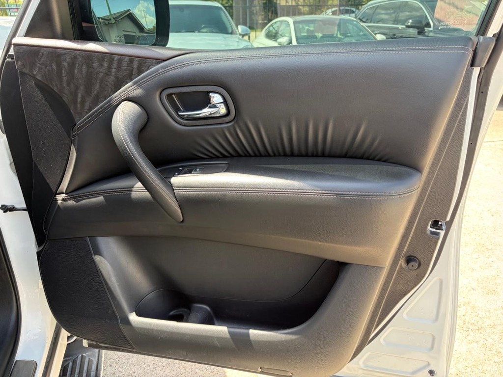 Nissan Armada Vehicle Full-screen Gallery Image 15