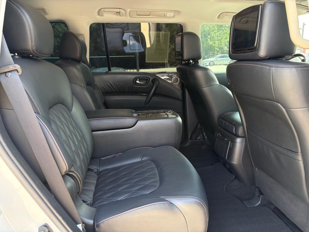 Nissan Armada Vehicle Full-screen Gallery Image 17
