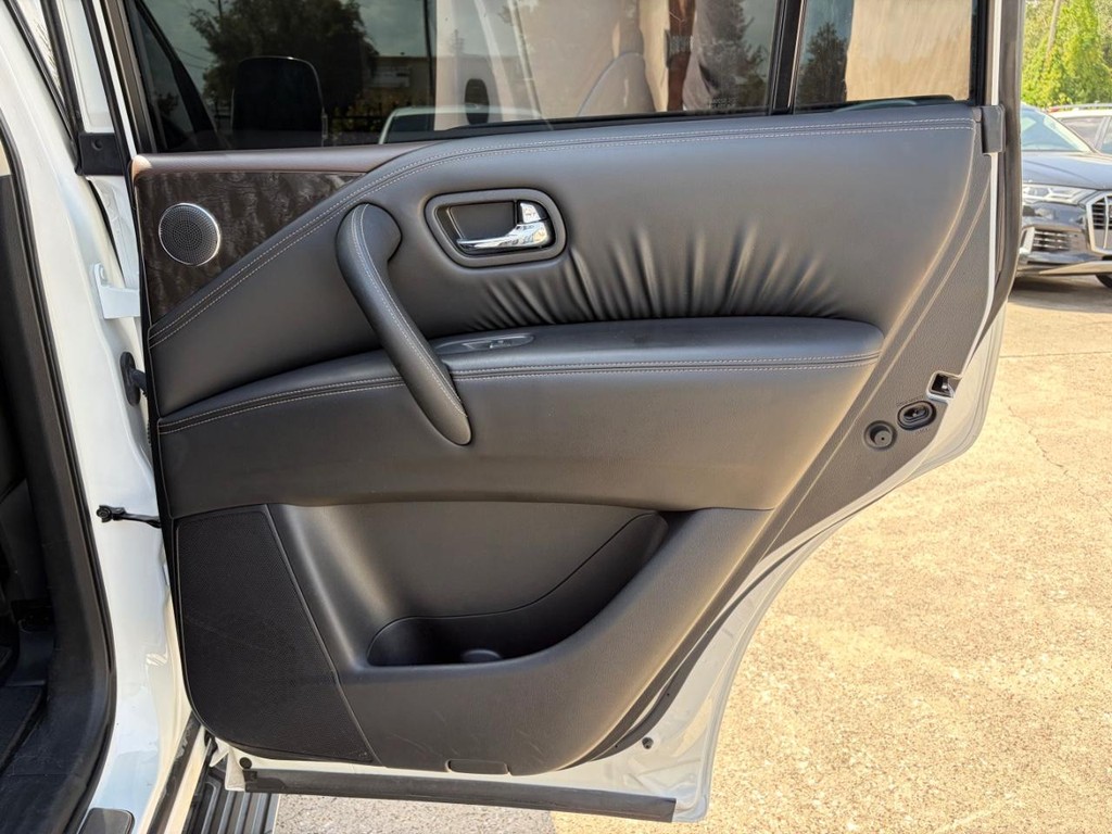 Nissan Armada Vehicle Full-screen Gallery Image 18