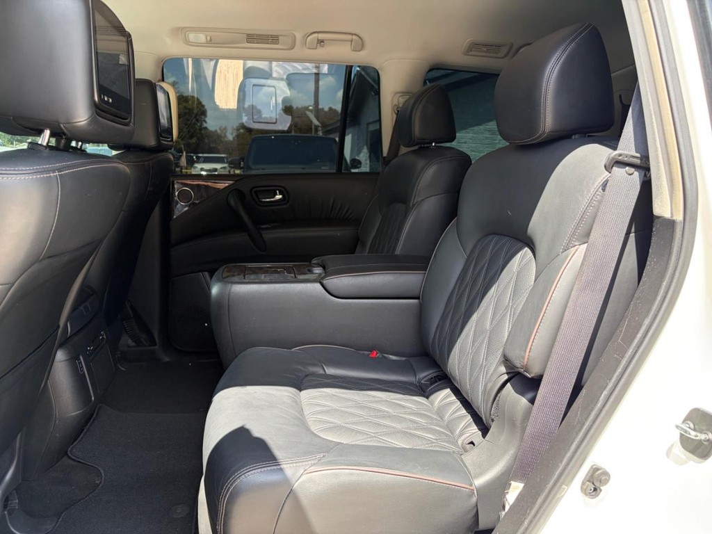 Nissan Armada Vehicle Full-screen Gallery Image 19