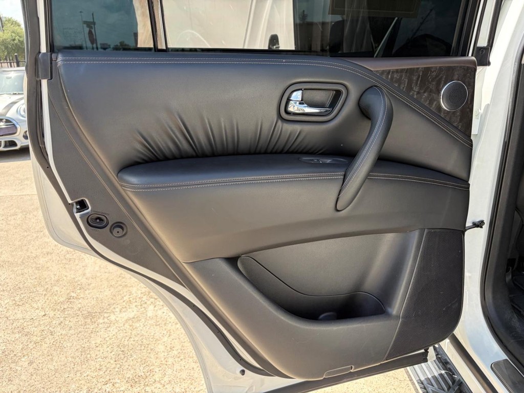 Nissan Armada Vehicle Full-screen Gallery Image 20