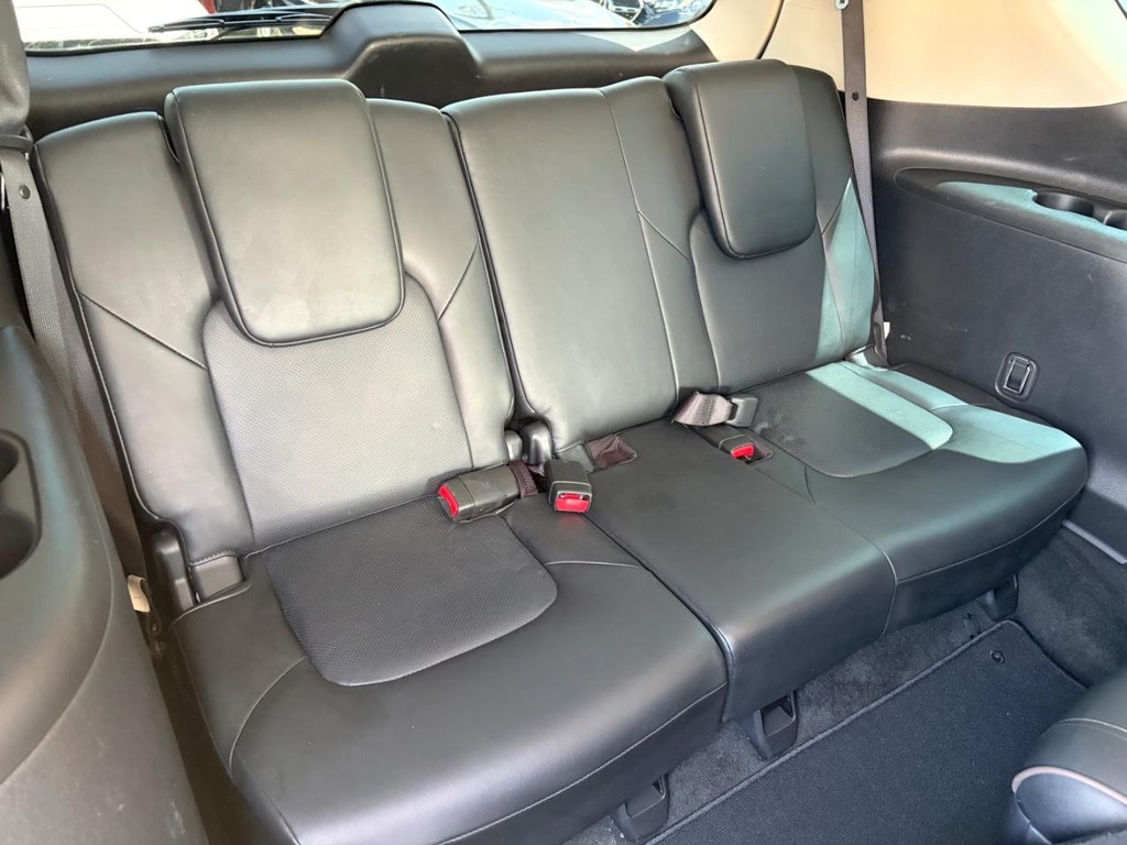 Nissan Armada Vehicle Full-screen Gallery Image 21
