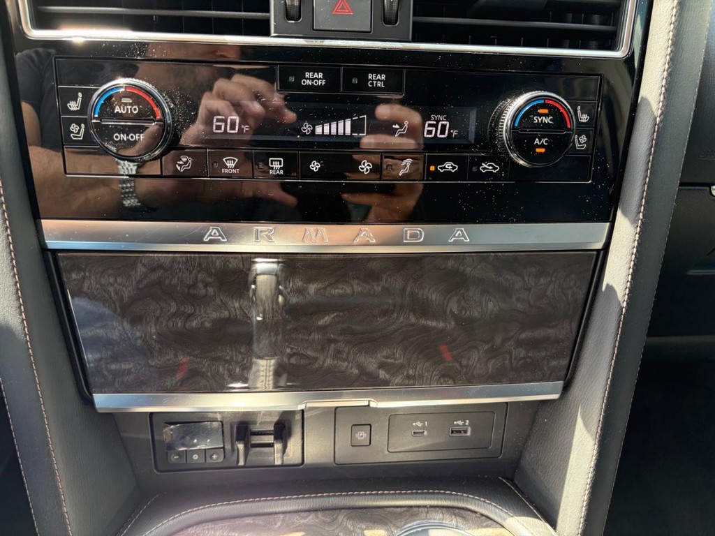 Nissan Armada Vehicle Full-screen Gallery Image 26