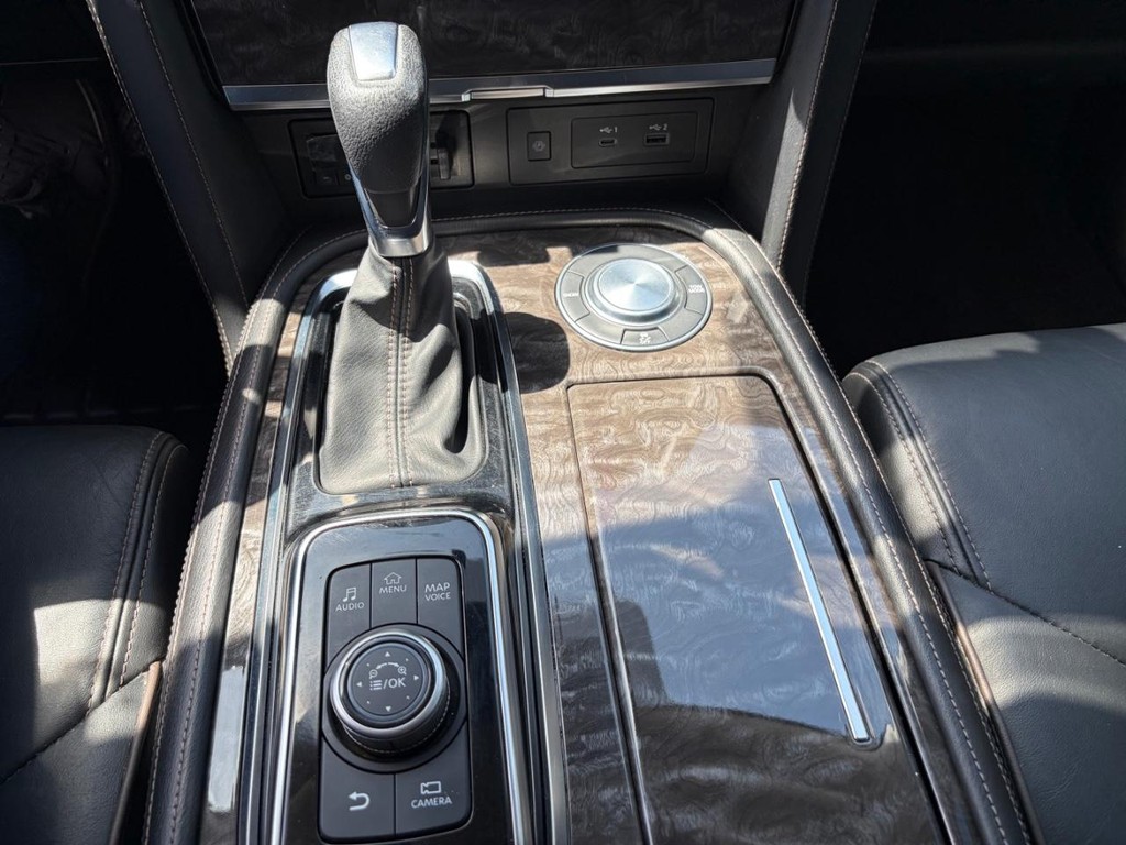 Nissan Armada Vehicle Full-screen Gallery Image 27