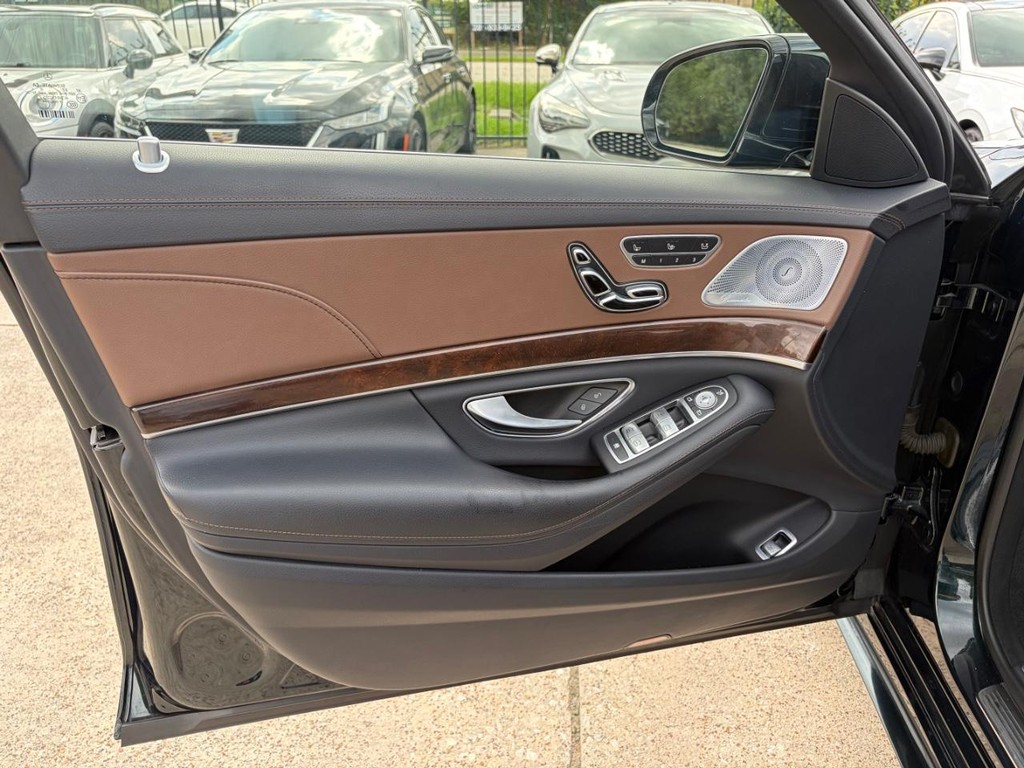 Mercedes-Benz S 450 Vehicle Full-screen Gallery Image 12
