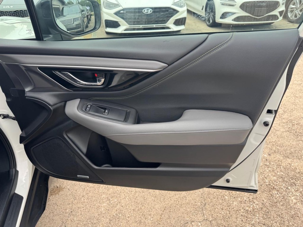 Subaru Outback Vehicle Full-screen Gallery Image 15