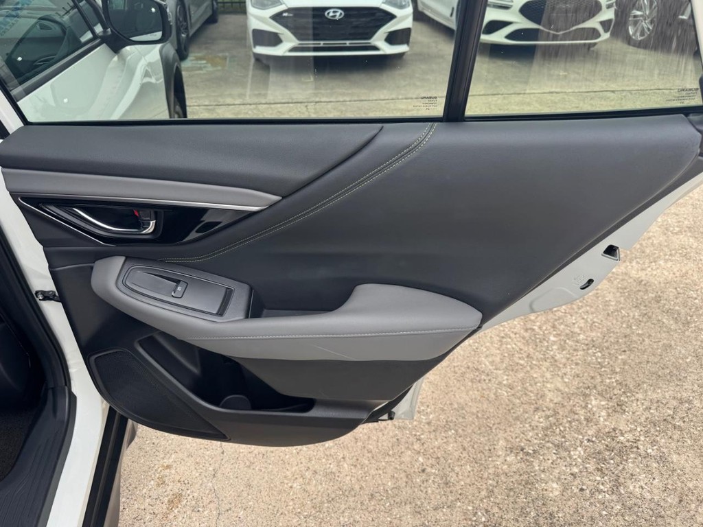 Subaru Outback Vehicle Full-screen Gallery Image 17