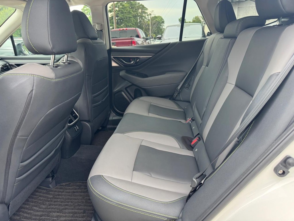 Subaru Outback Vehicle Full-screen Gallery Image 18