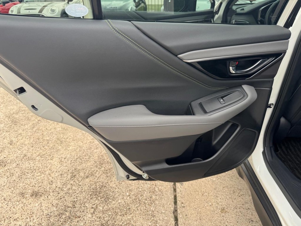 Subaru Outback Vehicle Full-screen Gallery Image 19