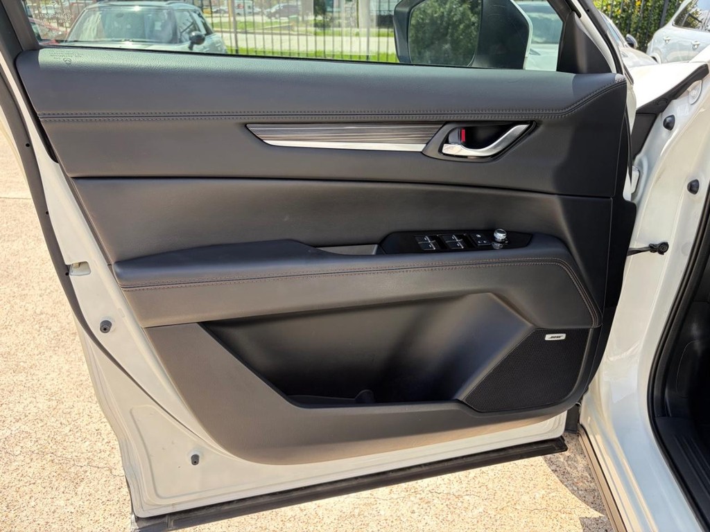 Mazda CX-5 Vehicle Full-screen Gallery Image 12