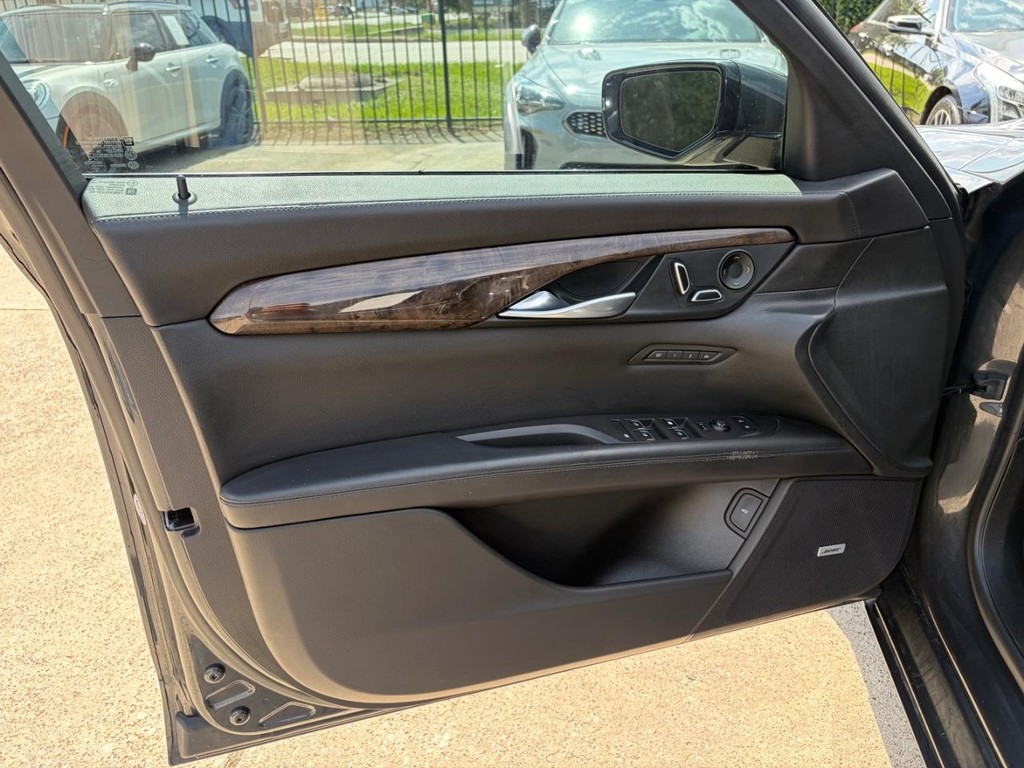 Cadillac CT6 Vehicle Full-screen Gallery Image 12