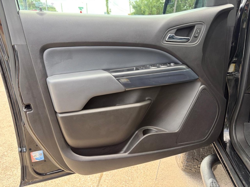 Chevrolet Colorado Vehicle Full-screen Gallery Image 12