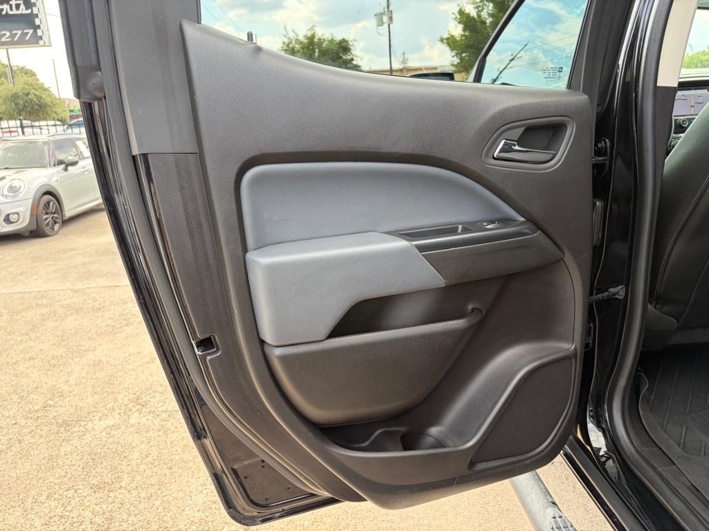 Chevrolet Colorado Vehicle Full-screen Gallery Image 17