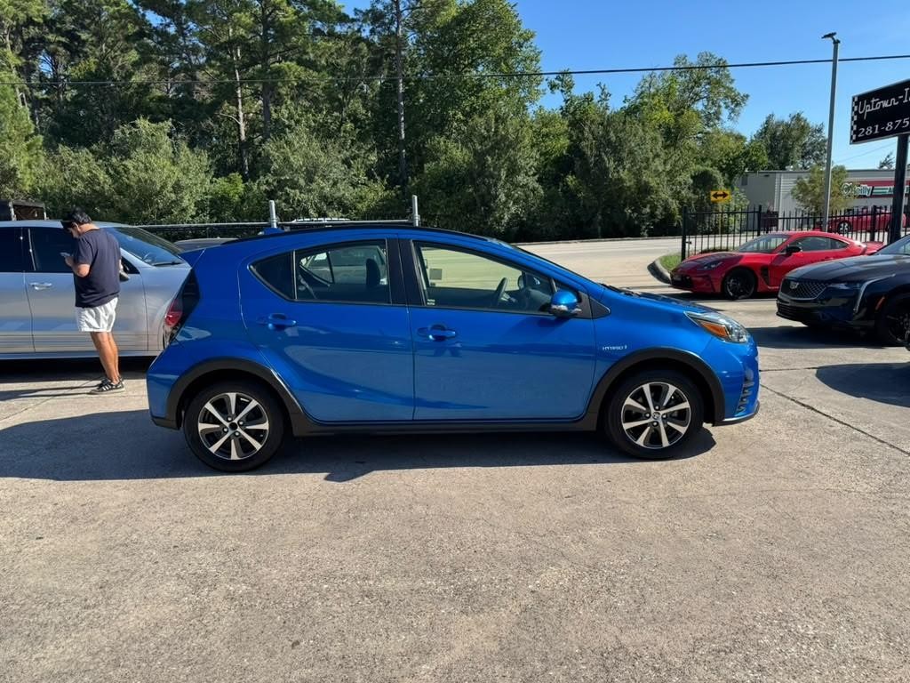 Toyota Prius C Vehicle Full-screen Gallery Image 05