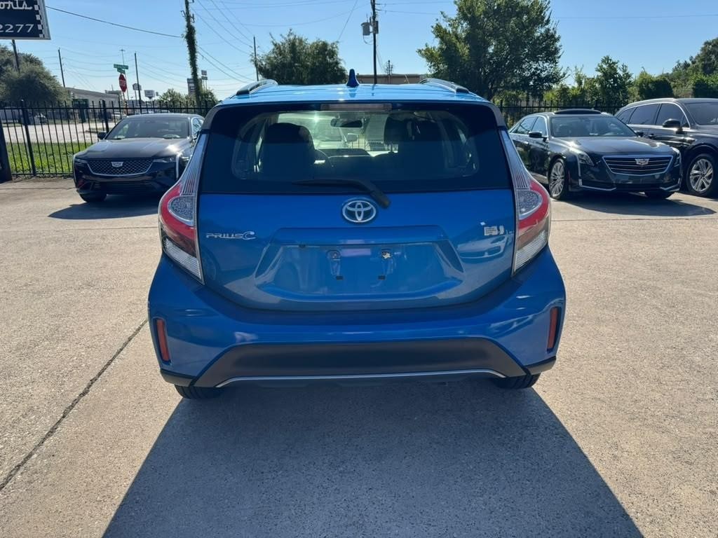 Toyota Prius C Vehicle Full-screen Gallery Image 07