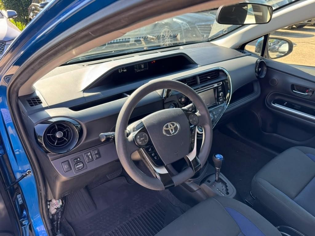 Toyota Prius C Vehicle Full-screen Gallery Image 10