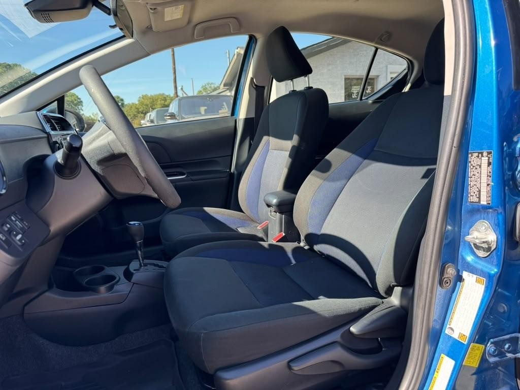 Toyota Prius C Vehicle Full-screen Gallery Image 11