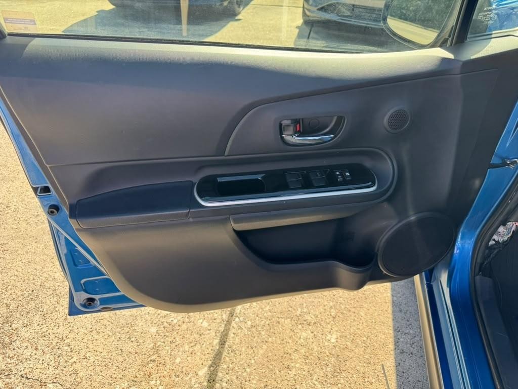 Toyota Prius C Vehicle Full-screen Gallery Image 12